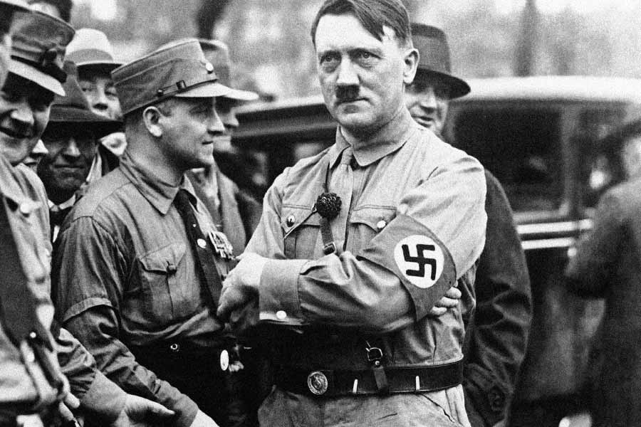 আমেরিকার ভার্জিনিয়ার চেসাপিয়াক শহরের একটি অকশন সেন্টারে নিলাম হয়েছে সেই ঘড়ি। ঘড়ির উপর রয়েছে নাৎসি প্রতীক। ঘড়িটি যাতে নিলামে তোলা না হয়, সে কারণে চিঠি লিখে অকশন সেন্টারের প্রধানকে আবেদন জানিয়েছিলেন অনেকে। শেষ পর্যন্ত নিলামে ঘড়িটি কিনেছেন ইউরোপের এক ইহুদি, অতীতে যাঁদের নিধন করতেই উঠেপড়ে লেগেছিলেন হিটলার।