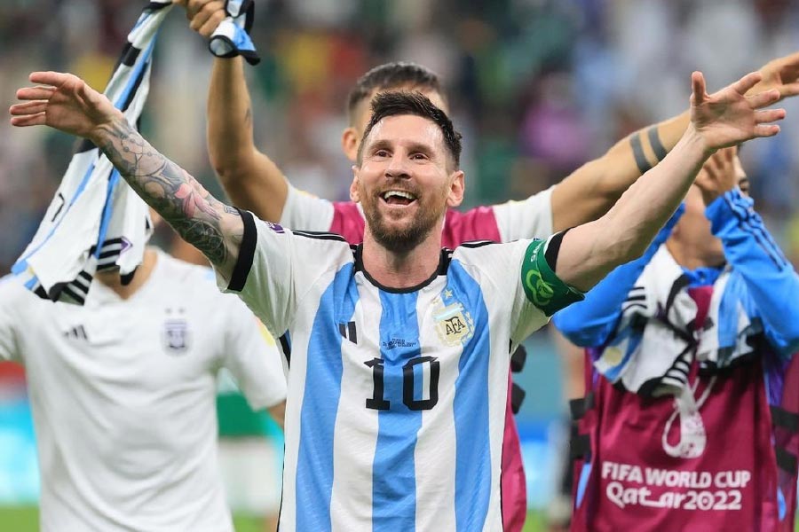 মার্তিনেস জানিয়েছেন, আর্জেন্টিনার খেলা প্রতিটি আন্তর্জাতিক ম্যাচে মেসির জন্য এই পরিমাণ জার্সি তৈরি করা হয়। মার্তিনেস জানান, এমনও দেখা গিয়েছে যেখানে দু’টি ম্যাচে মেসির জন্য সাড়ে ছ’শো জার্সি তৈরি করা হয়েছিল।