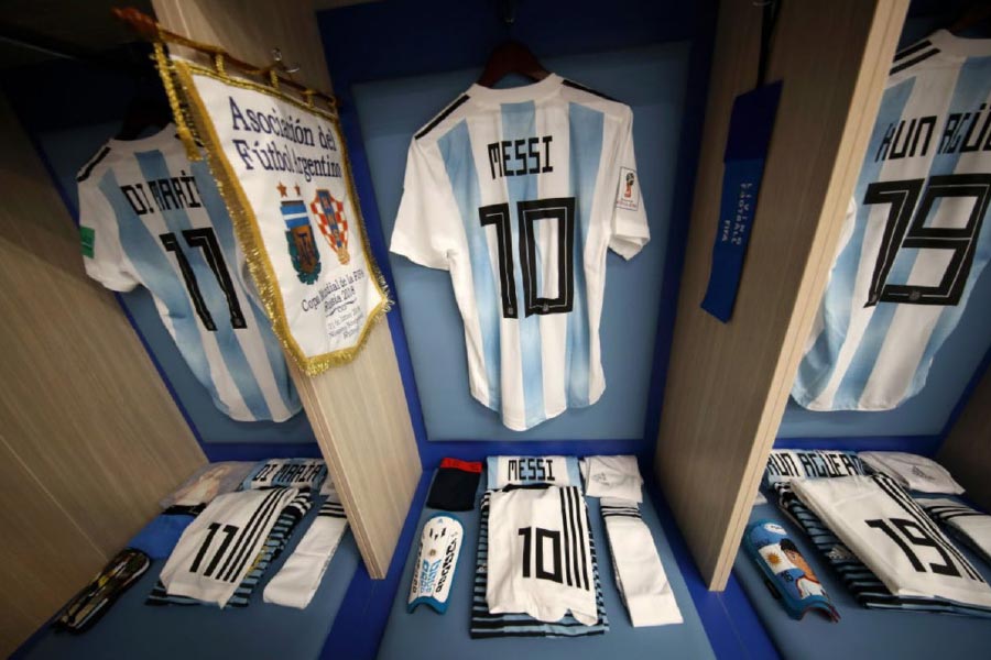 প্রতিটি ম্যাচে এক জন ফুটবলারের জন্য সর্বাধিক তিনটি করে জার্সি বরাদ্দ থাকে। তা হলে হঠাৎ কেন মেসির ক্ষেত্রে এই নিয়ম বদল?