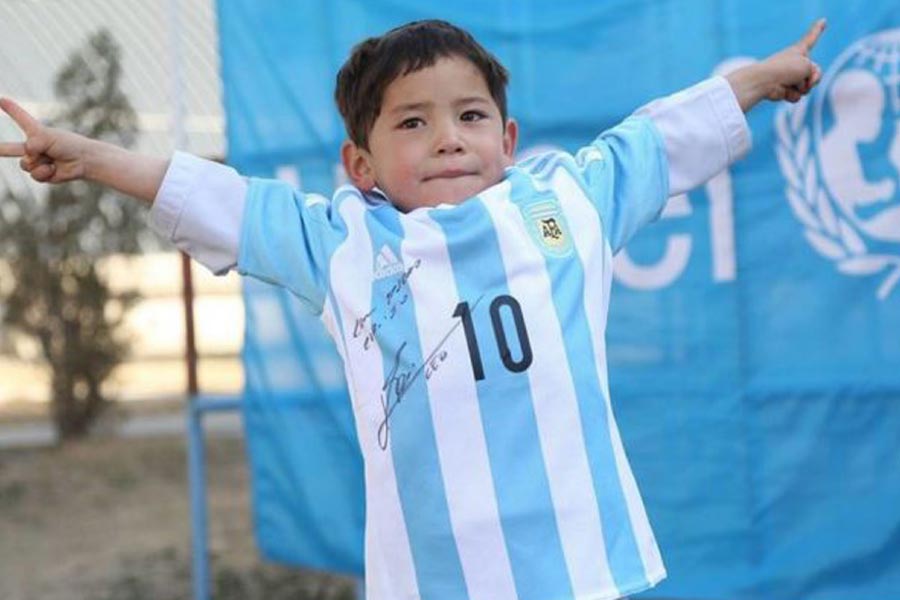 আসলে এই সব জার্সি মেসি নিজের জন্য তৈরি করান না। তিনি নিজে পরেন গোটা তিনেক জার্সি। বেশির ভাগটাই রেখে দেওয়া হয় মেসির গুণমুগ্ধদের জন্য।