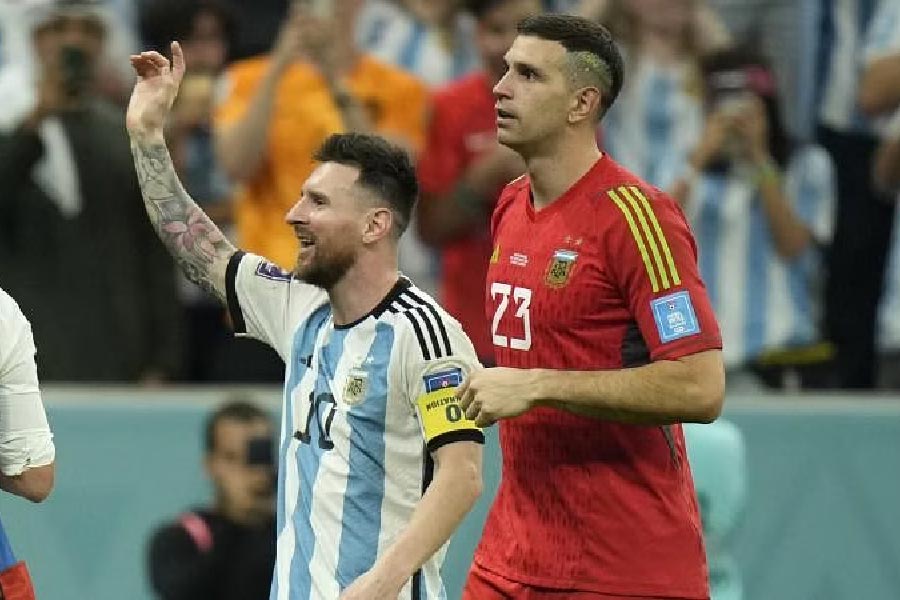 মেসির একটি জার্সি নিজের সংগ্রহে রেখেছেন মার্তিনেসও। মেসির সঙ্গে কোপা আমেরিকা জেতার পর তিনি ওই জার্সি নিয়েছিলেন।