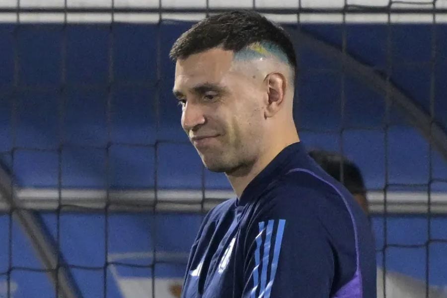 একটি ওটিটি প্ল্যাটফর্মের শোয়ের জন্য ফুটবলার বেন ফস্টারকে নিজের ঘর এবং সংগ্রহে রাখা জিনিসপত্র দেখাচ্ছিলেন মার্তিনেস। তখনই বেনের নজরে পড়ে মার্তিনেসের সংগ্রহে রাখা মেসির একটি জার্সি। সেই আলোচনা করতে গিয়েই উঠে আসে মেসির জন্য ক’টা করে জার্সি তৈরি করা হয়, সেই প্রসঙ্গ।