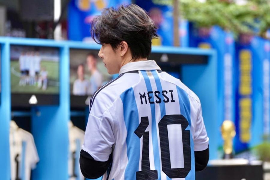 মার্তিনেস এই প্রসঙ্গে কথা বলার সময় বেনকে বলেন, ‘‘আমি জার্সি প্রস্তুতকারক সংস্থার প্রতিনিধিকে জিজ্ঞাসা করেছিলাম যে আমরা যখন দেশের হয়ে খেলতে যাই, তখন মেসির জন্য কতগুলি জার্সি তৈরি হয়? উত্তরে উনি বলেন, ‘আমরা মেসির জন্য প্রতি ম্যাচে ২০০-৩০০ জার্সি তৈরি করি’।’’