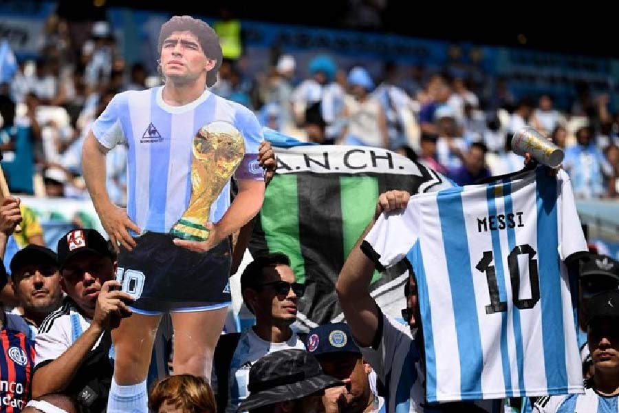 এই বিশ্বকাপ চলাকালীনও সেই নিয়মের বদল হয়নি। মেসির জন্য তৈরি হয়েছিল প্রচুর সংখ্যক জার্সি। যার বেশির ভাগটাই বিলিয়ে দেওয়া হয়েছে।