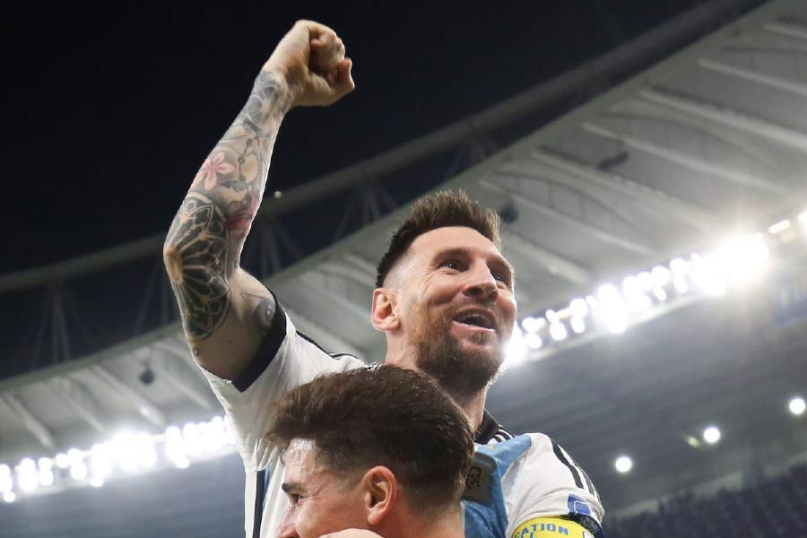 শীর্ষ স্তরের আন্তর্জাতিক ম্যাচে সাধারণত প্রত্যেক খেলোয়াড়ের জন্য তাঁদের নাম এবং নম্বর-সহ তিনটি করে জার্সি দেওয়া হয়।