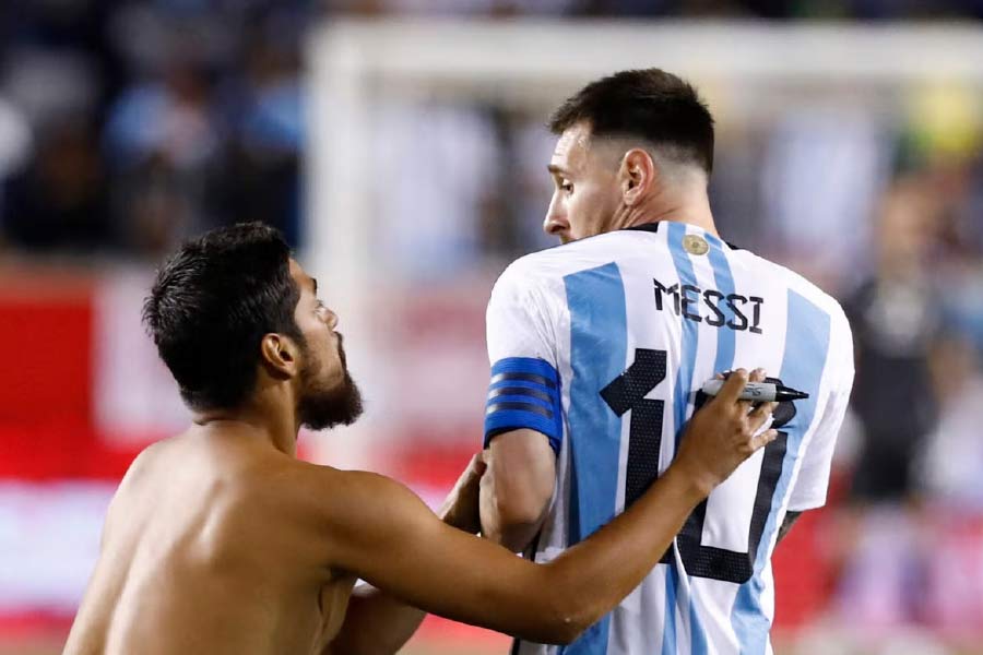 তিনটি জার্সির মধ্যে এক জন খেলোয়াড় হাফটাইমের আগে একটি জার্সি পরেন এবং হাফটাইমের পরে একটি জার্সি পরেন। একটি রেখে দেওয়া হয় জরুরি পরিস্থিতির জন্য।