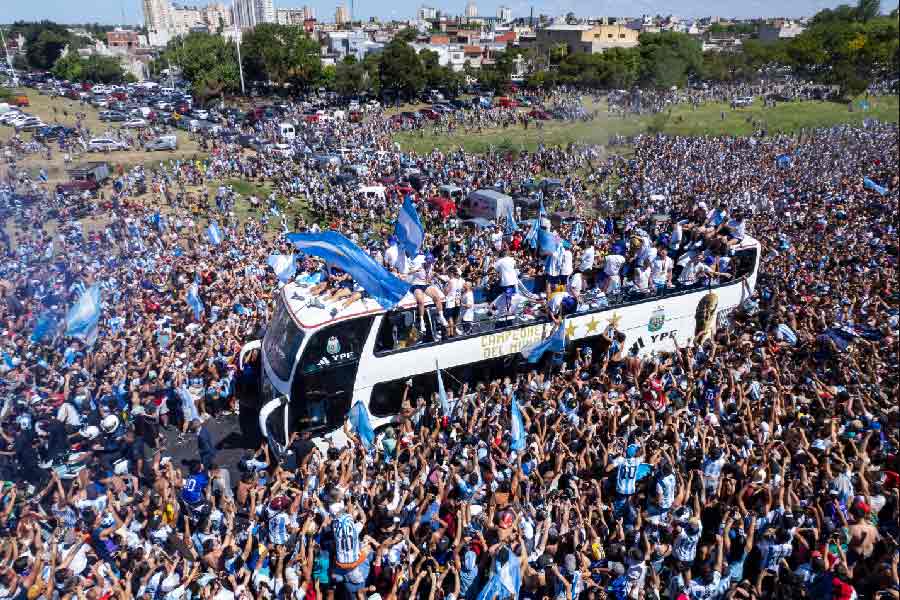 এক মাসের উন্মাদনা শেষে রবিবার ফুটবল বিশ্বকাপ শেষ হয়েছে। ফাইনালে ফ্রান্সকে হারিয়ে বিশ্বকাপে সেরার তকমা পেয়ে দেশে ফিরেছেন মেসি, মার্তিনেস-সহ আর্জেন্টিনার বাকি ফুটবলররা। 