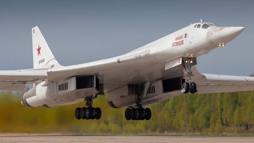 সোমবার মস্কো ঘোষণা করেছে পরমাণু অস্ত্র বহনে সক্ষম এই ‘স্ট্র্যাটেজিক বম্বার’-এর সফল উড়ানের কথা। বলা হয়েছে, পরমাণু অস্ত্র নিয়েই সফল ভাবে উড়েছে টিইউ-১৬০এম। 