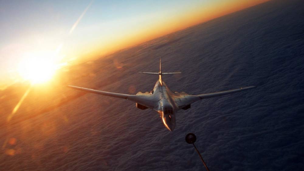 ১৯৮১ সালে টিইউ-১৬০-এর প্রথম পরীক্ষামূলক উড়ান হয়। ১৯৮৭ সালে সোভিয়েত বায়ুসেনায় ঠাঁই পায়। প্রতিকূল আবহাওয়ায়, যে কোনও ভৌগোলিক অবস্থানে এই বিমান নির্দিষ্ট লক্ষ্যে হামলা চালাতে পারে।