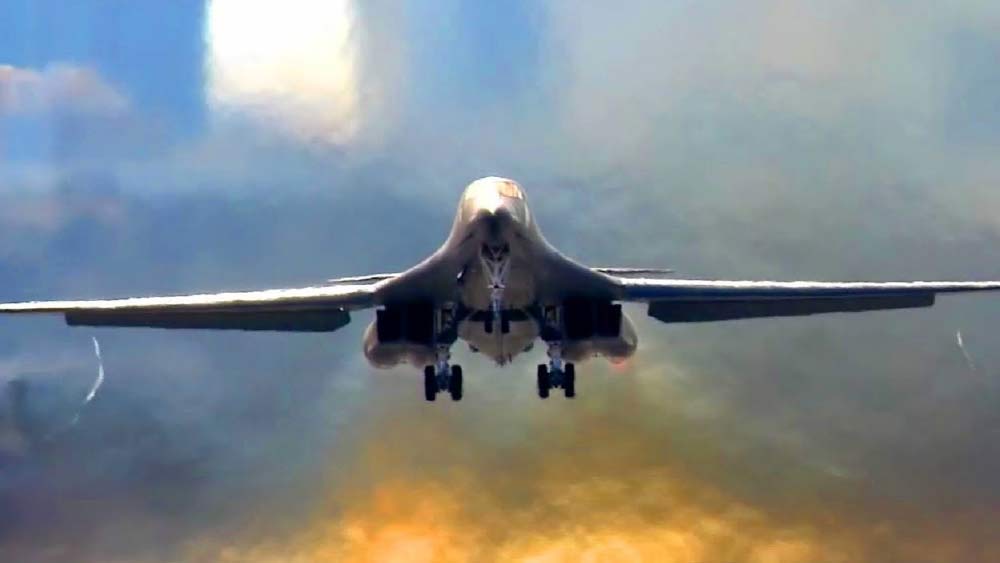 ২৭৫ টন অ-পরমাণু বোমা এবং ক্ষেপণাস্ত্র বহন করতে পারে টিইউ-১৬০। টানা উড়তে পারে ১২,৩০০ কিলোমিটার। কিন্তু তা সত্ত্বেও এ ধরনের ভারী বোমারু বিমান ব্যবহারে কিছু অসুবিধা রয়েছে।