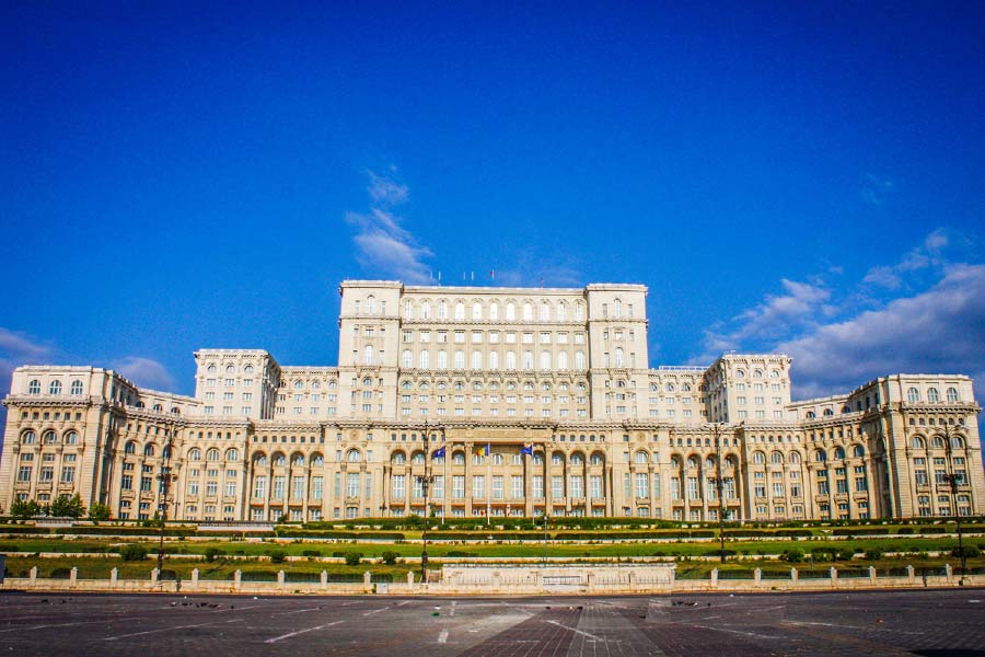 ‘প্যালেস অফ পার্লামেন্ট’। বিশ্বের সবচেয়ে ভারী বাড়ির তকমা পেয়েছে রোমানিয়ার এই আইনসভা ভবন। ভবনটির উচ্চতা বেশি নয়। তবে তার ওজন রেকর্ড গড়েছে।