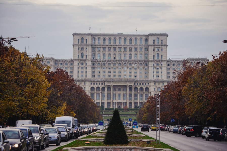 সবচেয়ে উল্লেখযোগ্য হল, প্যালেস অফ পার্লামেন্টের ওজন। যে কারণে তা রেকর্ড গড়েছে। এই সংসদ ভবনের ওজন প্রায় ৪০৯ কোটি ৮৫ লক্ষ কিলোগ্রাম। বিশ্বের সবচেয়ে ভারী ভবন এই প্যালেস অফ পার্লামেন্ট।