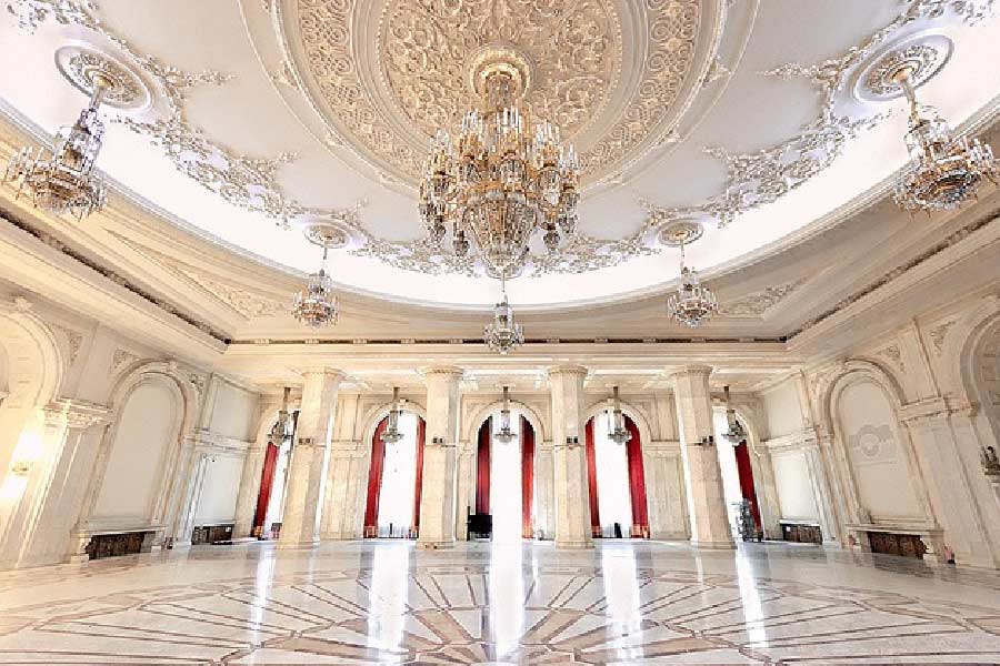 প্রধান স্থপতি অ্যানকা পেত্রেস্কুর তত্ত্বাবধানে ৭০০ স্থাপত্যশিল্পীর ১৩ বছরের চেষ্টায় গড়ে ওঠে প্যালেস অফ পার্লামেন্ট। ভবনটির নির্মাণকার্য শেষ হয় ১৯৯৭ সালে।