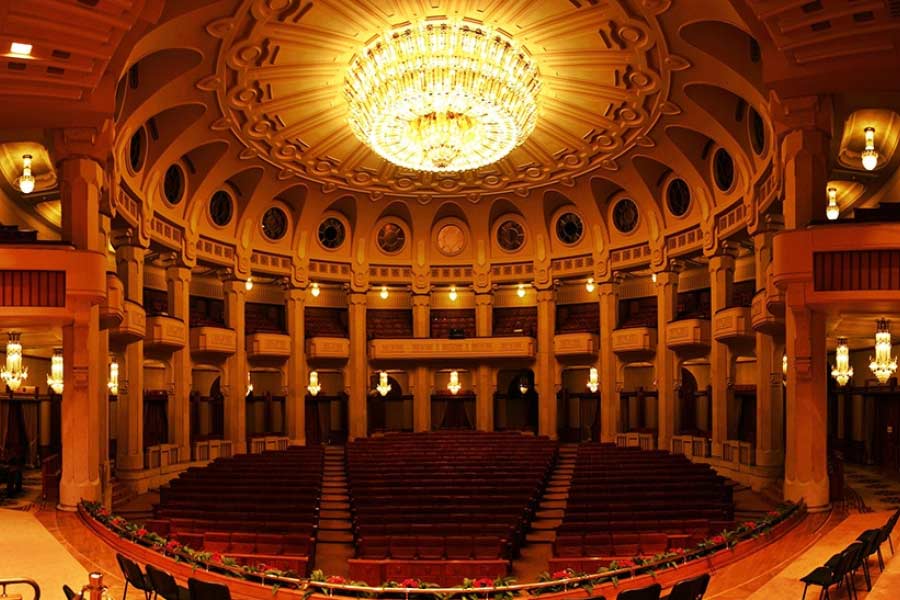 কী আছে বিশ্বের সবচেয়ে ভারী এই ভবনের অন্দরে? মূলত রোমানিয়ার আইনসভার দু’টি কক্ষ সেনেট এবং চেম্বার অফ ডেপুটির কাজকর্ম এখানে হয়ে থাকে। এ ছাড়াও প্যালেস অফ পার্লামেন্টে রয়েছে ৩টি জাদুঘর এবং ১টি আন্তর্জাতিক সম্মেলন কেন্দ্র।