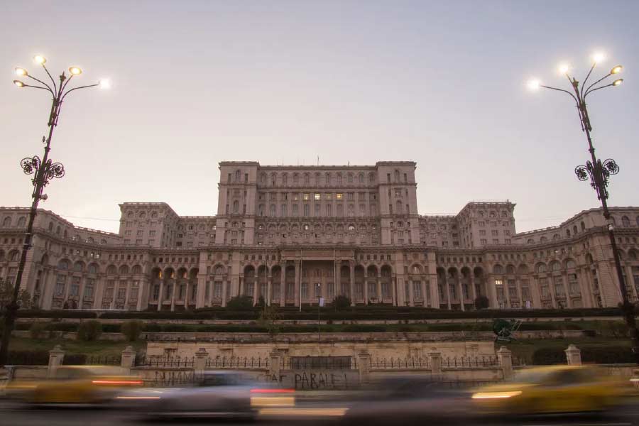 এই প্রশাসনিক ভবনে মাটির নীচে মোট ৮টি তলা রয়েছে। প্রেসিডেন্ট চাউসেস্কু পরমাণু যুদ্ধের আশঙ্কা করেছিলেন। তাই মাটির গভীরে ভবনটি প্রশস্ত করেছিলেন তিনি।