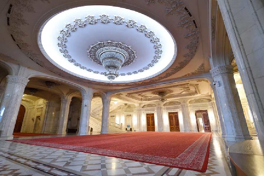 প্যালেস অফ পার্লামেন্ট তৈরি করা হয় রোমানিয়ার নিজস্ব উপাদান দিয়ে। কেবল একটি হলঘরের দরজা রোমানিয়ান প্রেসিডেন্টকে উপহার হিসাবে দিয়েছিলেন তাঁর বন্ধু তথা কঙ্গোর প্রেসিডেন্ট মোবুতু সেসে সেকো।