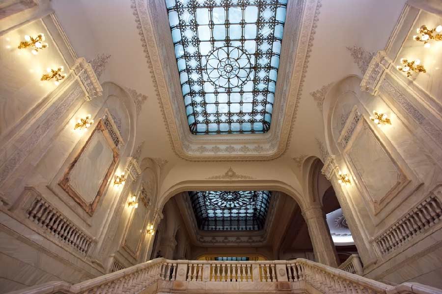 এই ভবন তৈরিতে ব্যবহৃত হয়েছে ৩ হাজার ৫০০ ক্রিস্টল, ৪৮০টি ঝাড়বাতি, ১ হাজার ৪০৯টি আলো এবং আয়না। দরজা এবং জানলা তৈরিতে লেগেছে ৭ লক্ষ টন ইস্পাত আর ব্রোঞ্জ। এ ছাড়া মার্বেল পাথর এবং কাঠের ব্যবহারও হয়েছে অফুরন্ত।