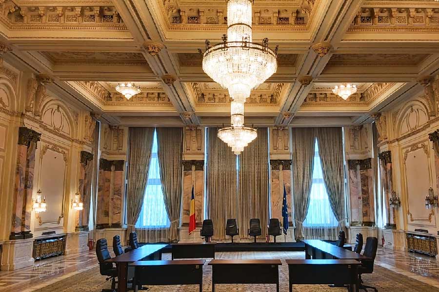 স্থপতিরা জানিয়েছেন, পাহাড়প্রমাণ ওজনের কারণে প্রতি দিন একটু একটু করে বসে যাচ্ছে প্যালেস অফ পার্লামেন্ট। হিসাব করে দেখা গিয়েছে, প্রতি বছর ৬ মিলিমিটার করে বসে যাচ্ছে রোমানিয়ার এই প্রশাসনিক ভবন। 