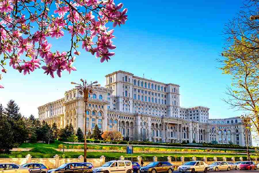 সবচেয়ে ভারী ভবনের পাশাপাশি আরও একটি রেকর্ডের অধিকারী প্যালেস অফ পার্লামেন্ট। এটি বিশ্বের বৃহত্তম এবং সবচেয়ে দামি প্রশাসনিক ভবন। ২০২০ সালের হিসাব অনুযায়ী, প্যালেস অফ পার্লামেন্টের মূল্য প্রায় ৪০০ কোটি ইউরো (ভারতীয় মুদ্রায় প্রায় ৩৫ হাজার কোটি টাকা)। প্রতি বছর এই ভবনে শুধু বিদ্যুৎ বাবদ খরচই হয় প্রায় ৬০ লক্ষ ডলার (ভারতীয় মুদ্রায় প্রায় ৫০ কোটি টাকা)।