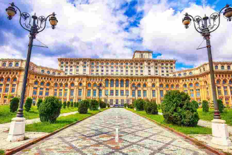 কমিউনিস্ট রোমানিয়ার প্রেসিডেন্ট নিকোলেই চাউসেস্কু প্যালেস অফ পার্লামেন্ট তৈরির জন্য উদ্যোগী হয়েছিলেন। ভবনটির নির্মাণকাজ শুরু হয় ১৯৮৪ সালে।