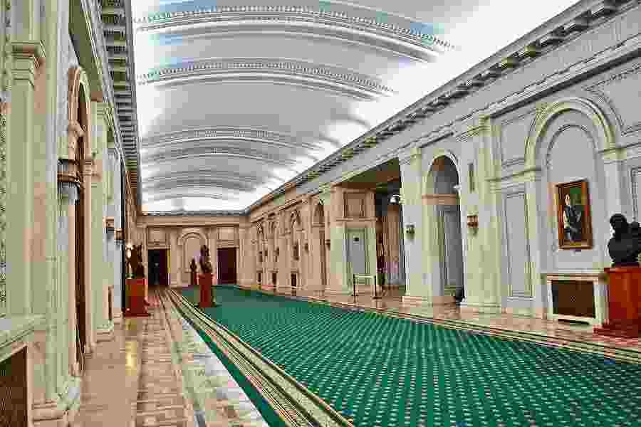 বিশেষজ্ঞদের মতে, ভারের কারণে মাটির নীচের পলিতে প্রবল চাপ সৃষ্টি করছে প্যালেস অফ পার্লামেন্ট। যার ফলে পলিস্তর একটু একটু করে নীচে নামছে। সেই কারণেই দিন দিন বসে যাচ্ছে ভবনটি। প্যালেস অফ পার্লামেন্টের ভবিষ্যৎ কী, তা নিয়ে চিন্তায় বিশেষজ্ঞরা।