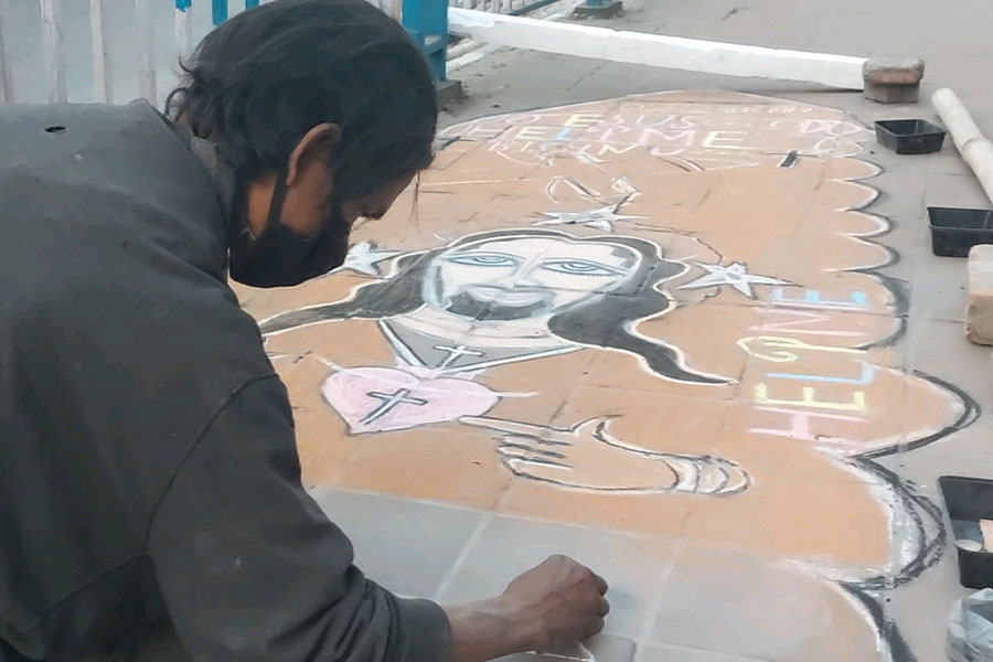 Christmas is coming, Jesus comes to life on the sidewalk, 'street boy' artist Vishnu