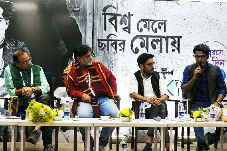 ‘নবমী’র সন্ধ্যায় চলচ্চিত্র উৎসবের মেজাজ ধরে রাখল সৃজিত-মিথিলার প্রশ্নোত্তর 