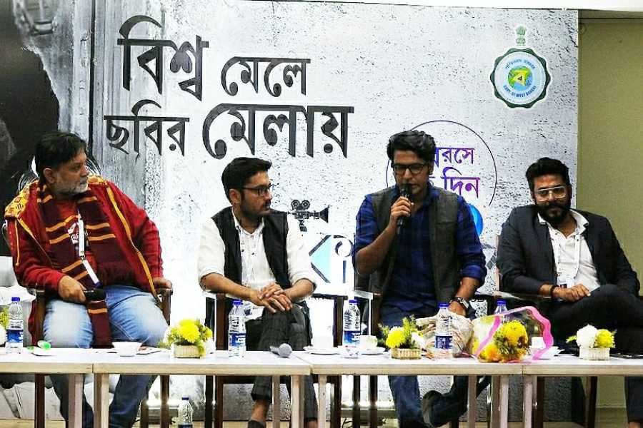 ‘নবমী’র সন্ধ্যায় চলচ্চিত্র উৎসবের মেজাজ ধরে রাখল সৃজিত-মিথিলার প্রশ্নোত্তর 