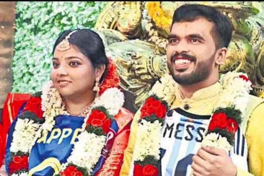 এই বেশেই দেখা গেল বর-কনেকে। 