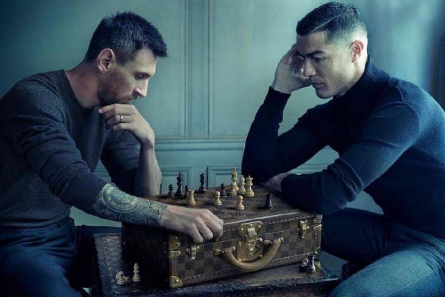 কয়েক মাস আগেই সমাজমাধ্যম জুড়ে ছেয়ে গিয়েছিল দুই চরম ‘প্রতিদ্বন্দ্বী’ রোনাল্ডো এবং মেসির একটি ছবি। সেই ছবিতে দেখা গিয়েছিল, একে অপরের মুখোমুখি বসে রয়েছেন লিও-রোনাল্ডো। তবে ফুটবল নয়, সামনে রানি-বোড়ে ‘সাজানো’ ছকে দাবা খেলছেন তাঁরা। 