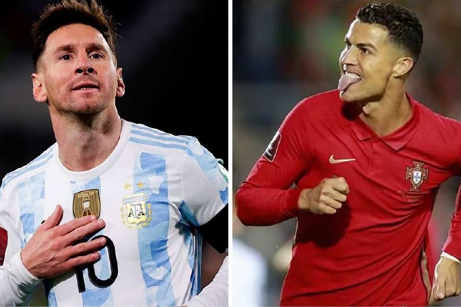 ছবিতে মেসির হাত গালে, রোনাল্ডোর হাত কপালে। ক্ষুরধার নজরে দু’জনেই তাকিয়ে দাবার গুটির দিকে। যেন, মগজাস্ত্র চালিয়ে একে অপরকে টেক্কা দেওয়ার চেষ্টা করছেন। 