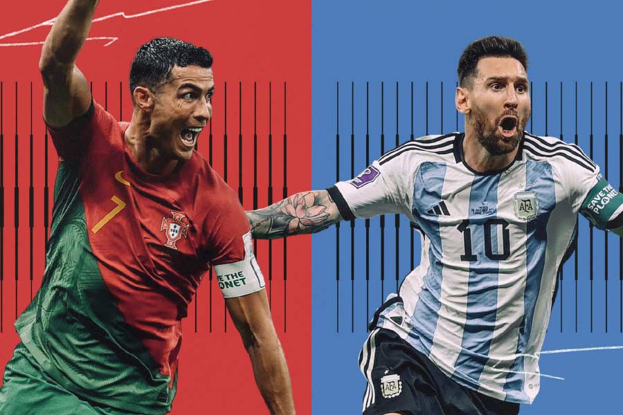 দুই ফুটবল তারকার সেই ছবি প্রকাশ্যে আসতেই বিশ্ব জুড়ে অনুরাগীদের মধ্যে শোরগোল পড়ে যায়। অনেকে‌ই প্রথমে ভেবেছিলেন কেরামতি করে কেউ এই ছবিটি কম্পিউটারে বানিয়েছেন। 