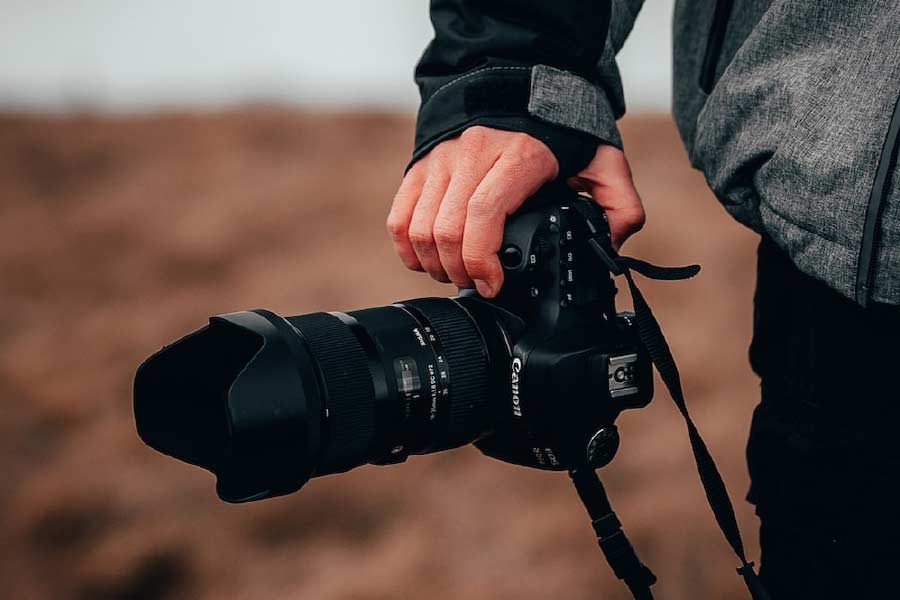 দুই ফুটবলারের মতো এই ছবিকেও অনেকে ‘সর্বকালের সেরা’ ছবির তকমা দিয়েছেন। এই ছবি তুলেছিলেন বিখ্যাত আলোকচিত্রী অ্যানি লিবোভিটজ্‌। এই ছবি তুলতে তিনিও নিয়েছিলেন কোটি কোটি টাকা।