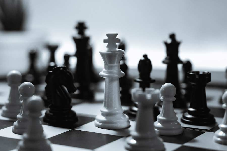 রোনাল্ডো এবং মেসির ছবিতে যে দাবার ছক দেখানো হয়েছে, সেই ছকে থাকা দাবার ঘুঁটিও না ভেবে সাজানো হয়নি। দুই পেশাদার দাবাড়ুকে ডেকে সেই ছক সাজানো হয়েছিল।