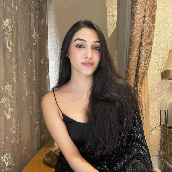 ২০২৩ সালে ‘গান্ধী গডসে এক যুদ্ধ’ নামের একটি ছবি নিয়ে বড় পর্দায় আবার আসছেন জাতীয় পুরস্কারজয়ী রাজকুমার। তাঁর সঙ্গে বলিউডে পা রাখতে চলেছেন পরিচালকের মেয়ে তনিশা। এই তনিশাকেই অনেকে কিয়ারার সঙ্গে গুলিয়ে ফেলেছেন।