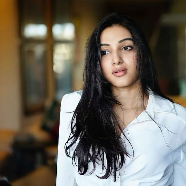 ছবিতে নাট্যজগতের সঙ্গে যুক্ত ব্যক্তিদের অভিনয়ের সুযোগ দিয়েছেন পরিচালক রাজকুমার। বলিউডের নামকরা তারকাদের ‘গান্ধী গডসে এক যুদ্ধ’ ছবিতে দেখা যাবে না। তবে, পরিচালক-কন্যা এই ছবিতে কেমন অভিনয় করেন সে দিকে বিশেষ নজর থাকবে দর্শকের।