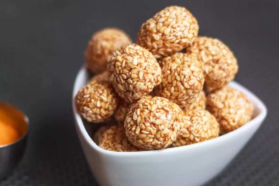 শীতের মরসুমের আরও একটি বিখ্যাত মিষ্টি হল তিলের লাড্ডু।