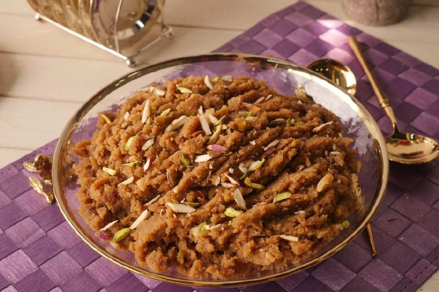 সুজির হালুয়া তো এমনি সময়েও খেয়েছেন, কিন্তু তার মধ্যে গুড় পড়লে তার স্বাদই যেন পাল্টে যায়।