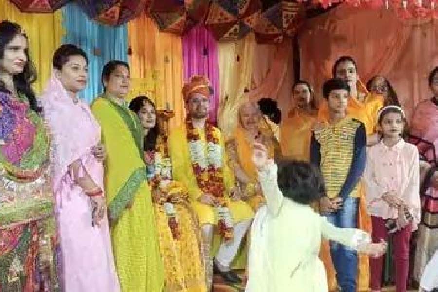 অ্যাশের মন রাখতেই মুসলিম হয়েও হিন্দু রীতি মেনে মেয়ের বিয়ে দিলেন হুসেন পরিবার।