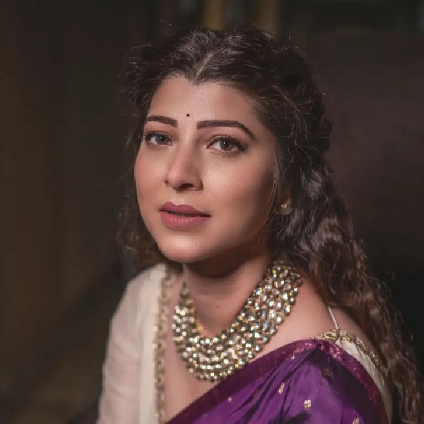 তেজস্বিনী মরাঠি ফিল্ম ইন্ডাস্ট্রির জনপ্রিয় নায়িকা। শুধু বড় পর্দায় নয়, মরাঠি ধারাবাহিকেও অভিনয় করতে দেখা গিয়েছে তাঁকে। ছবির পাশাপাশি ‘সমান্তর’ এবং ‘অথং’ নামের ওয়েব সিরিজ়েও কাজ করেছেন তিনি।