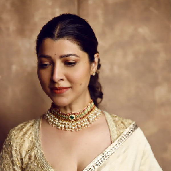 ২০০৪ সালে ‘আগা বাই আররেছা’ নামের একটি কমেডি ড্রামা ঘরানার মরাঠি ছবিতে প্রথম অভিনয়ের সুযোগ পেয়েছিলেন তেজস্বিনী। 