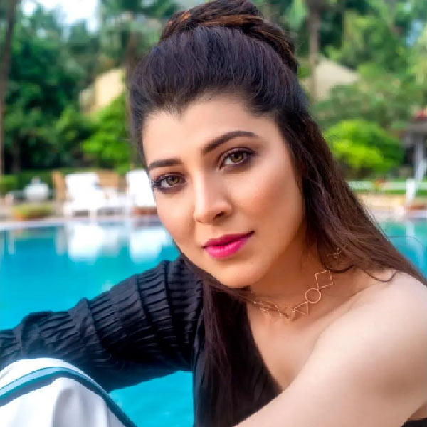 ২০০৪ সালের পর বিভিন্ন ছবিতে কাজ করলেও তেজস্বিনীর কেরিয়ারের পারদ ওঠানামা করছিল। ২০০৯ সাল নাগাদ তিনি ফিল্মজগতে ‘স্ট্রাগল’ করছিলেন। পুণের একটি ভাড়াবাড়িতে থাকতেন তিনি। 