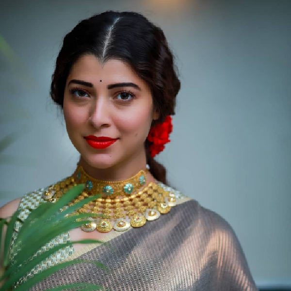 বাড়িওয়ালার প্রস্তাব শুনে আর শান্ত থাকতে পারেননি তেজস্বিনী। টেবিলে জলের একটি গ্লাস রাখা ছিল। বাড়িওয়ালার দিকে গ্লাস ছুড়ে দিয়েছিলেন অভিনেত্রী। 