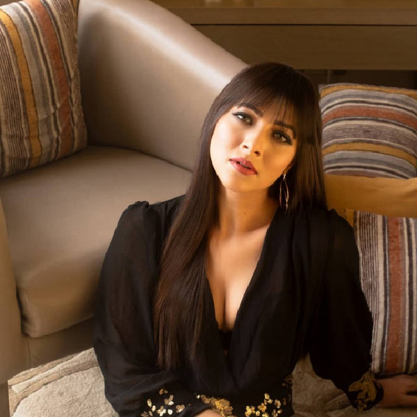 তেজস্বিনী কোন পেশায় রয়েছেন, তা নিয়ে অনবরত লোকজন তাঁকে খারাপ চোখে দেখতেন। এমনকি, তিনি কত উপার্জন করতেন, তা নিয়েও তেজস্বিনীকে কথা শোনাতেন অনেকে।