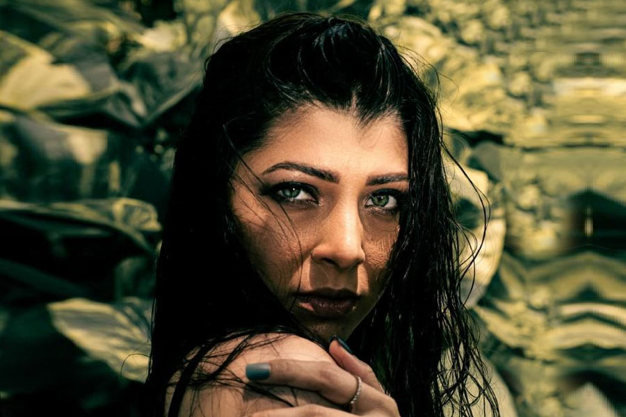 ১৯৮৬ সালে মহারাষ্ট্রের এক মধ্যবিত্ত পরিবারে জন্ম তেজস্বিনীর। মরাঠি ইন্ডাস্ট্রিতে ভালই পরিচিতি রয়েছে তাঁর। কিন্তু ইন্ডাস্ট্রিতে আসার কোনও পূর্ব পরিকল্পনা ছিল না তেজস্বিনীর। পরিস্থিতির চাপে অডিশন দিতে গিয়েছিলেন তিনি।