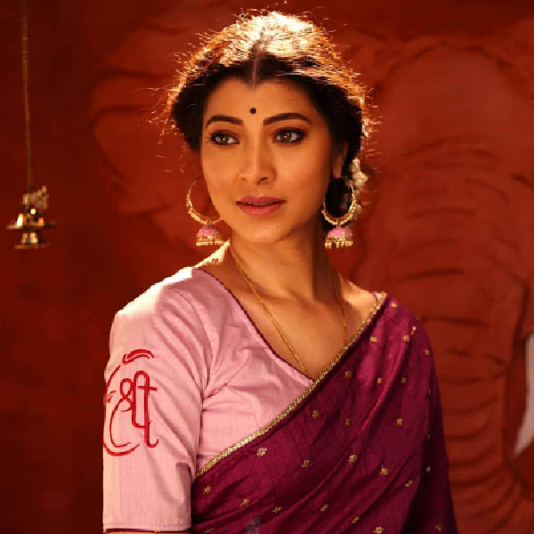 তেজস্বিনীর বাবা-মা বরাবর চাইতেন, অভিনেত্রীর বোন যেন অভিনয় করেন। অডিশন দেওয়ার তারিখ পর্যন্ত ঠিক হয়ে যায়। কিন্তু অডিশনের দিন তেজস্বিনীর বোন কোনও কাজে ব্যস্ত হয়ে পড়েন।