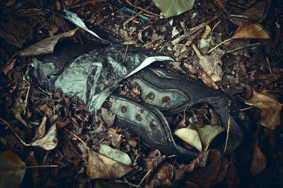 এই খুনের রহস্য কী করে সমাধান করতেই তাদের মাথায় এক অভিনব পরিকল্পনা আনে। মৃতদেহের পায়ে যে ব্র্যান্ডের জুতো ছিল, তার দিকে নজর পড়ে পুলিশের। সেই সূত্র ধরেই এগিয়ে নিয়ে যায় তদন্ত।