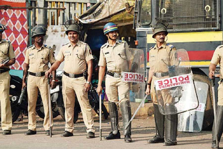 নাভি মুম্বই এলাকায় ওই নির্দিষ্ট ব্র্যান্ডের জুতোর যত দোকান রয়েছে, পুলিশ সব দোকানে গিয়ে সেখানকার সিসিটিভি ফুটেজ দেখে। এক সপ্তাহ ধরে এই অনুসন্ধান চালায় তারা।