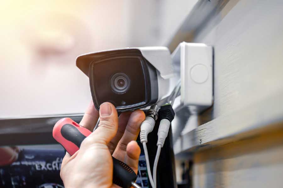 শেষ পর্যন্ত বাশী এলাকার এক জুতোর দোকানে সিসিটিভি ফুটেজ দেখে মৃতদেহের সঙ্গে মিল খুঁজে পান। দোকান থেকেই ঊর্বশীর খোঁজ নেন পুলিশ।