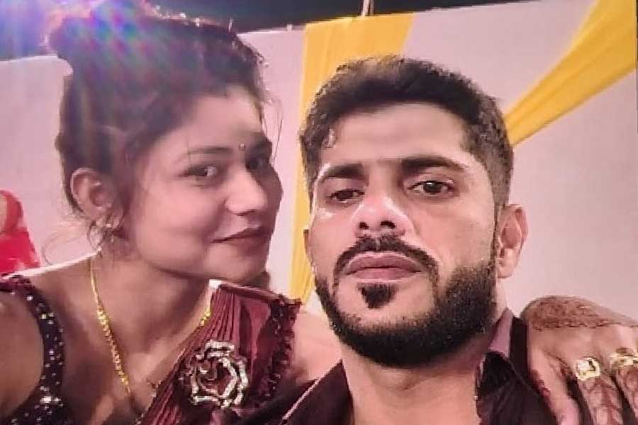 সিসিটিভি ফুটেজ থেকে ধরা পড়ে, ঊর্বশীর পাশে এক দশাসই চেহারার লোকও রয়েছেন। দোকানে জিজ্ঞাসাবাদ করে জানতে পারেন, ঊর্বশী ওই ভদ্রলোকটির সঙ্গে ৮ দিন আগে দোকানে জুতো কিনতে এসেছিলেন। 